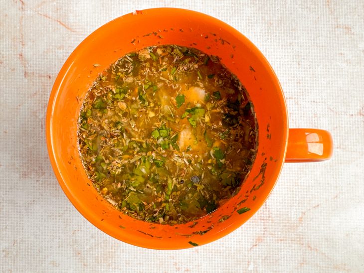 Molho feito com os temperos.