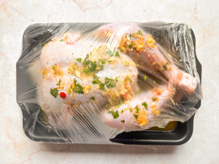 Peru na forma, coberto com plástico.