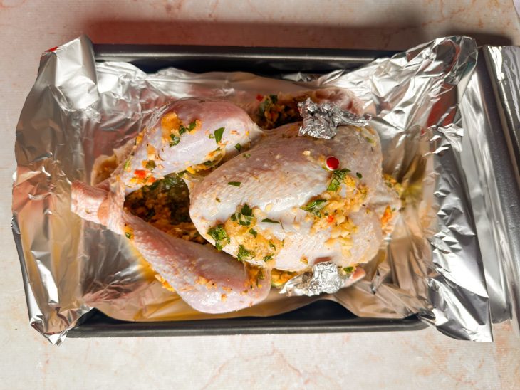 Peru na assadeira com papel alumínio.