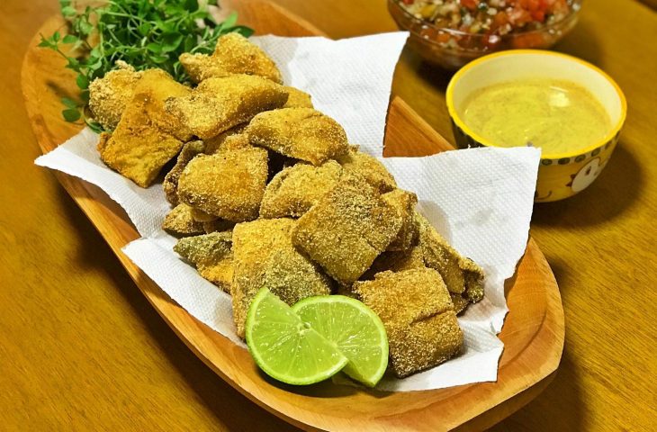 Pescadinha empanada no fubá