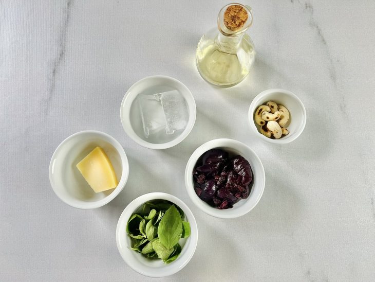 Ingredientes organizados sobre a bancada antes do preparo.