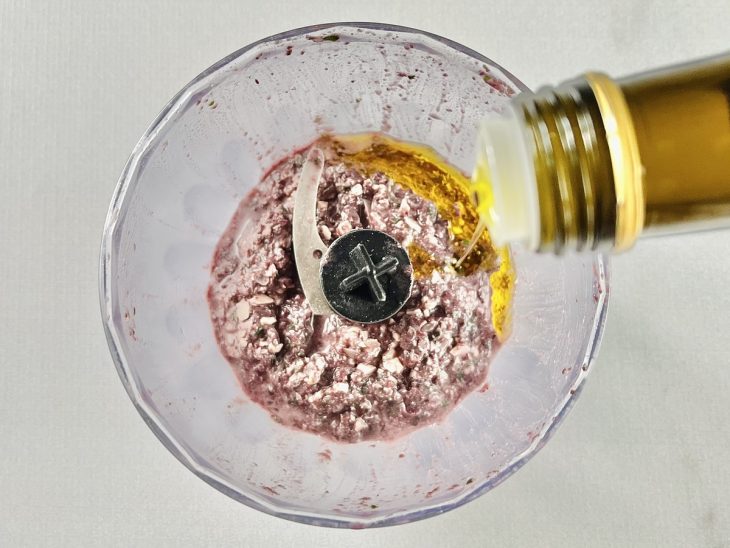 Ingredientes triturados até formar uma mistura grosseira.