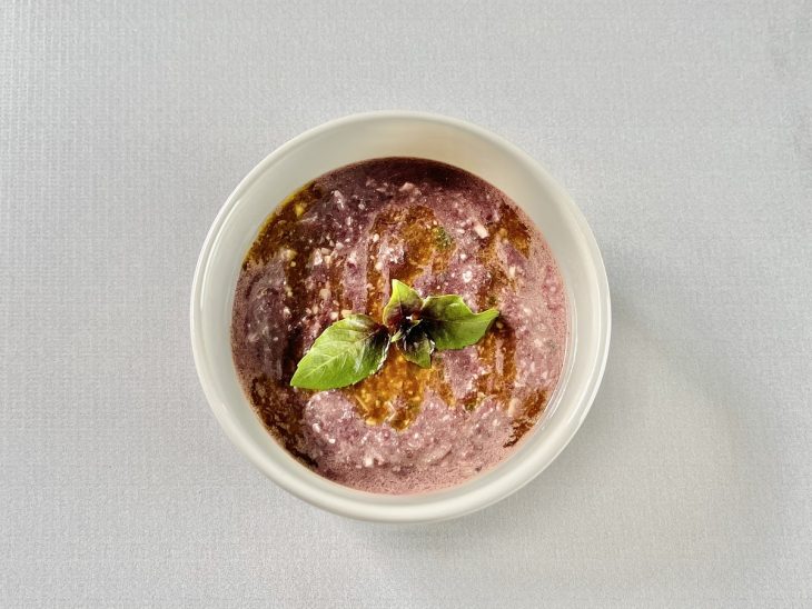 Azeite adicionado e pesto batido até ficar cremoso e rústico.