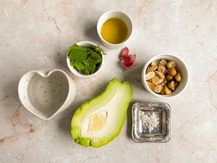 Ingredientes separados sobre a bancada.