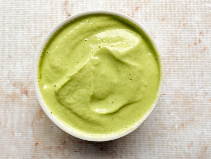 Pesto de chuchu pronto no recipiente.
