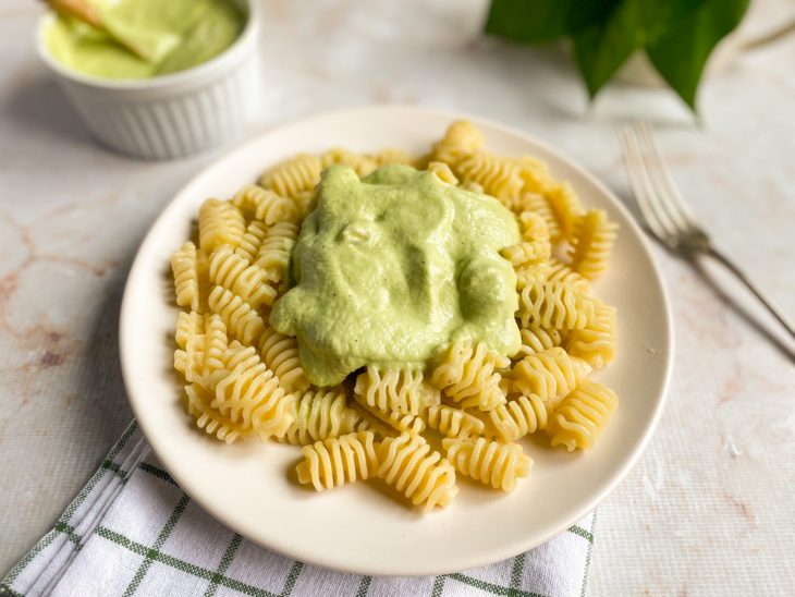 Pesto de chuchu servido com macarrão.