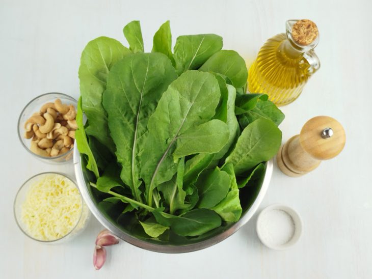 Ingredientes separados sobre a bancada.