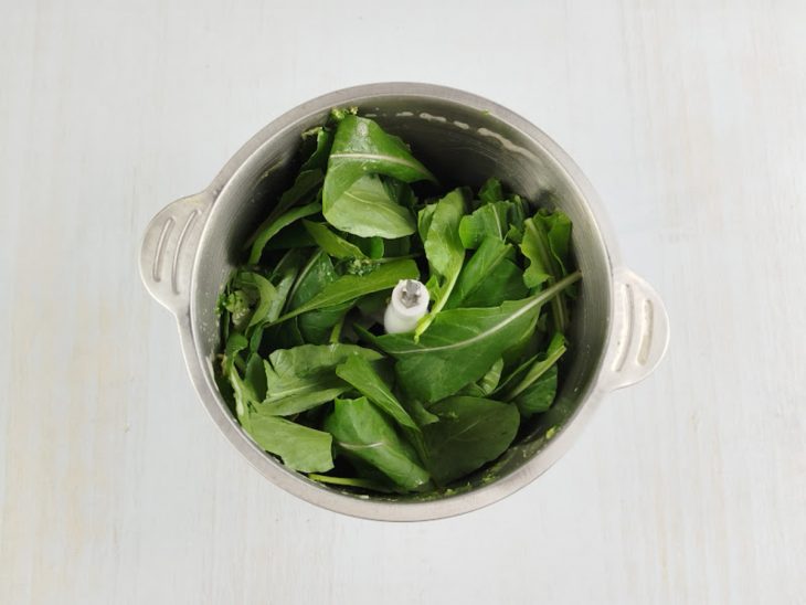 Ingredientes batendo no processador.