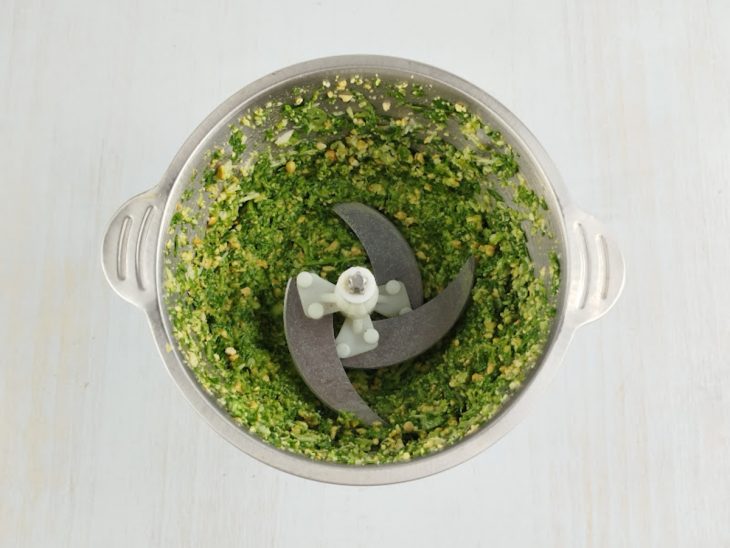 Pasta granulada no processador.