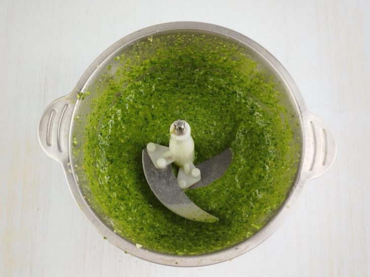 Ingredientes adicionados e triturados no processador.