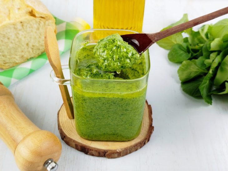 Pesto de rúcula servido.