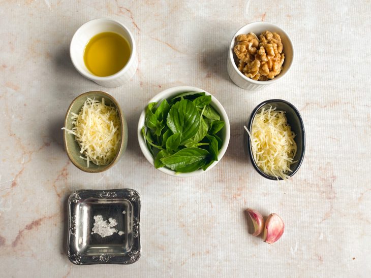 Ingredientes reunidos na bancada.