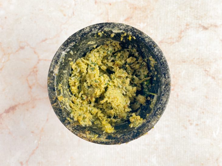 No pilão, parmesão e pecorino adicionados.