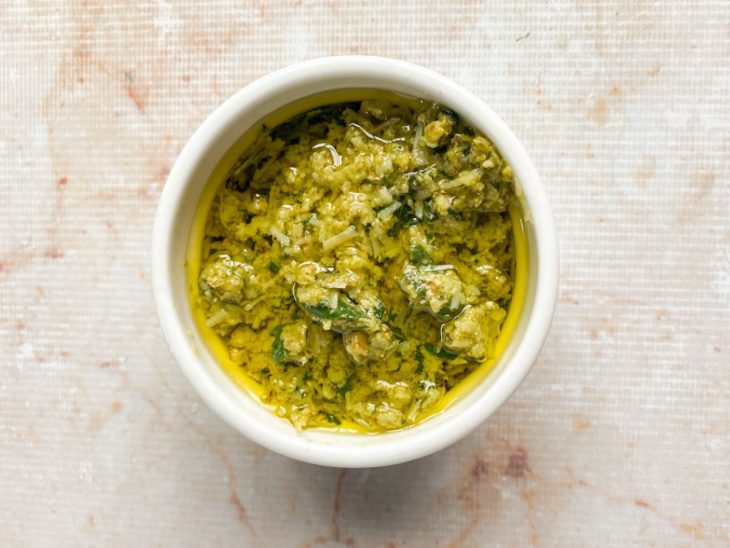 No ramequim, o pesto coberto por uma camada de azeite.