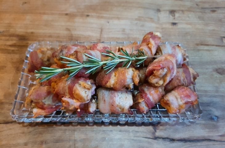 Petisco de sobrecoxa e bacon na airfryer