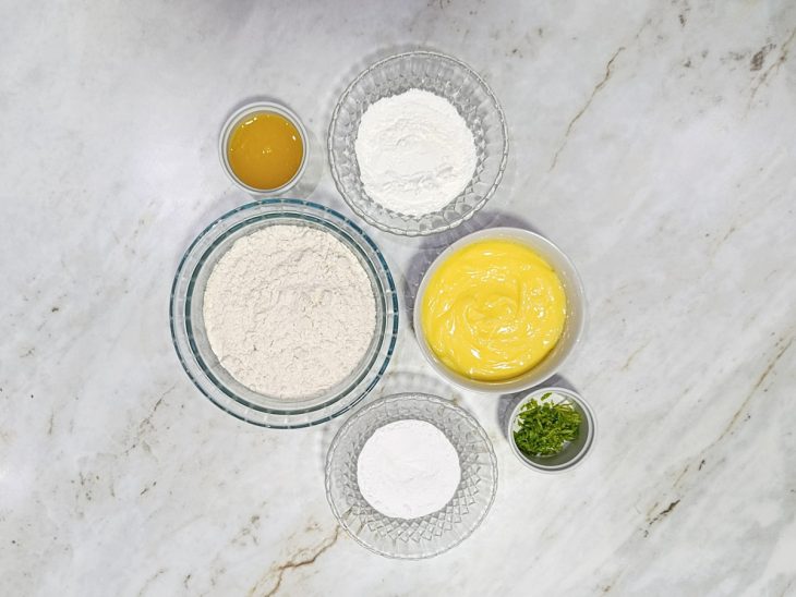 Ingredientes organizados sobre a bancada com manteiga em temperatura ambiente.