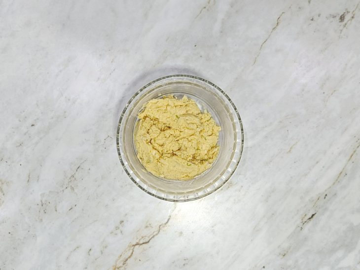 Massa sendo misturada com as mãos até ficar homogênea.