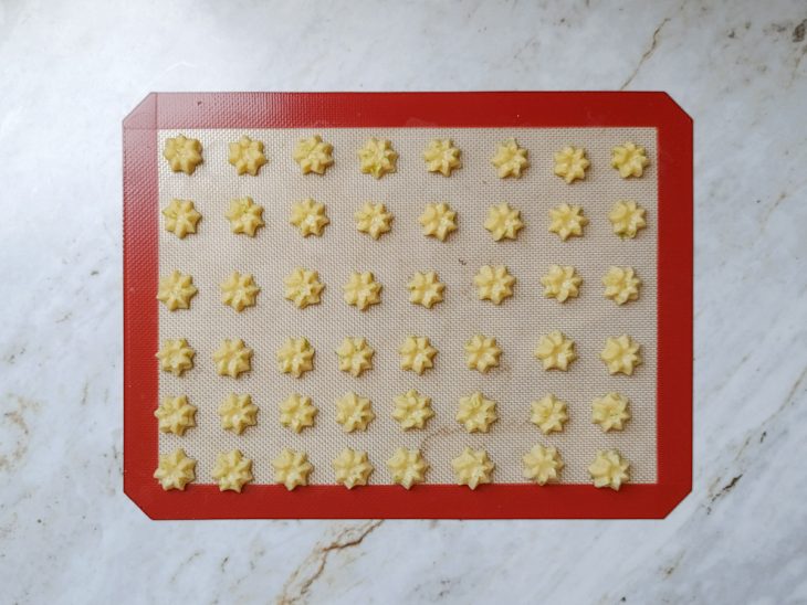 Textura da massa ajustada, sem grudar nas mãos.