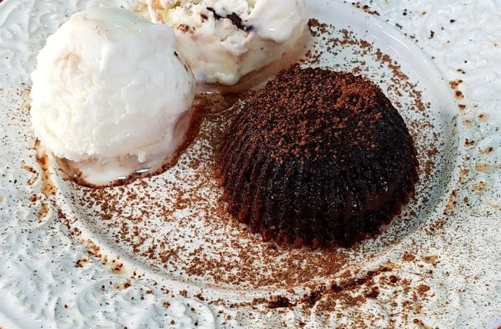Petit gateau com sorvete