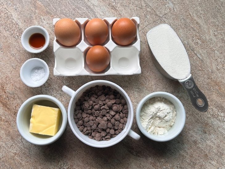 Uma bancada com os ingredientes da receita.