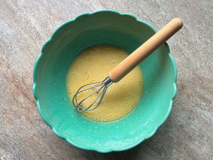 Tigela com a mistura de ovos, gemas, açúcar e baunilha.