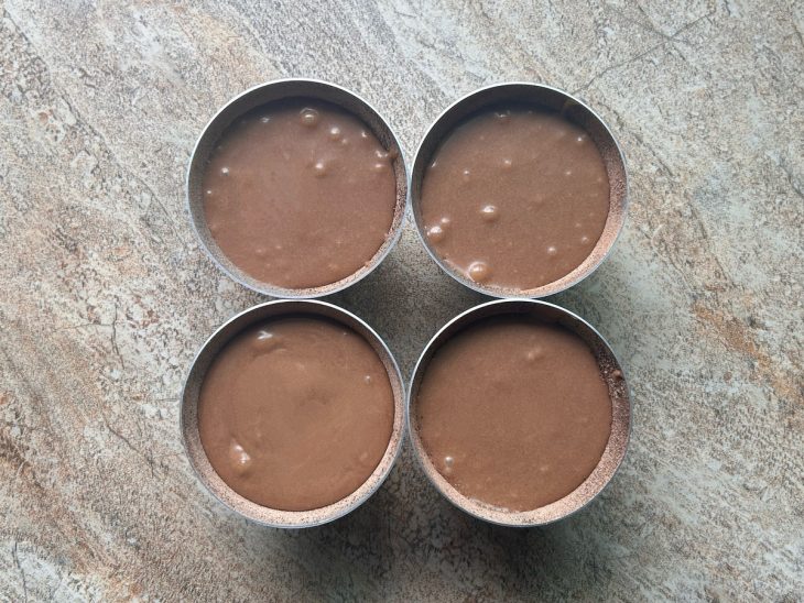 Forminhas com a massa do petit gateau.