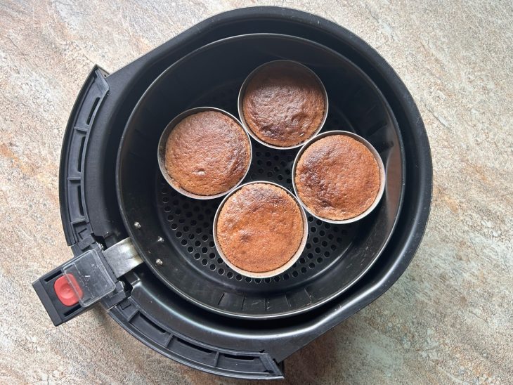 Forminhas com petit gateau na air fryer após assar.
