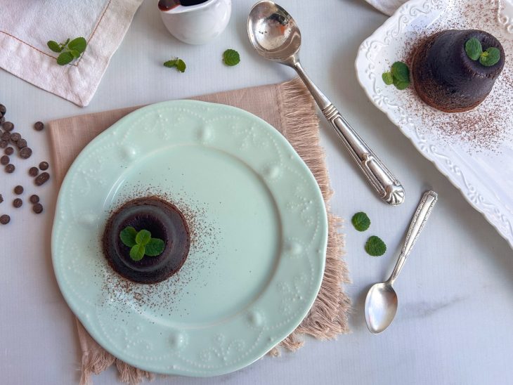 Prato com petit gateau desenformado.