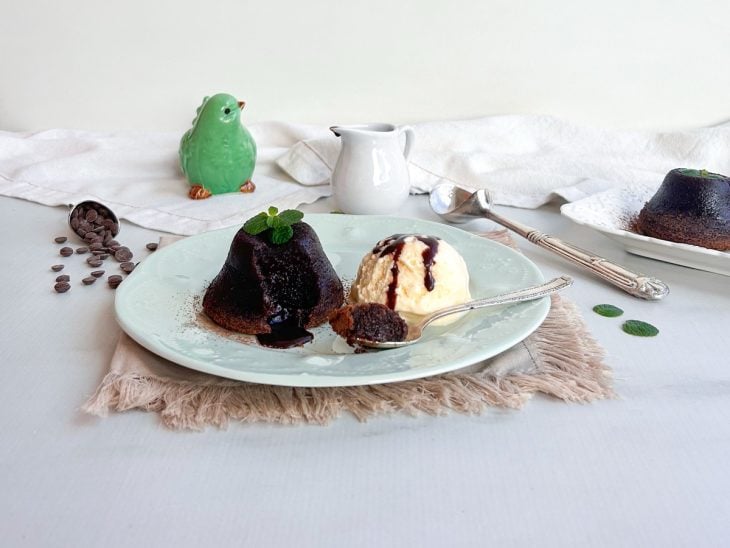 Um prato com petit gateau na air fryer.