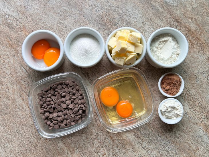 Ingredientes para a receita reunidos em uma bancada.