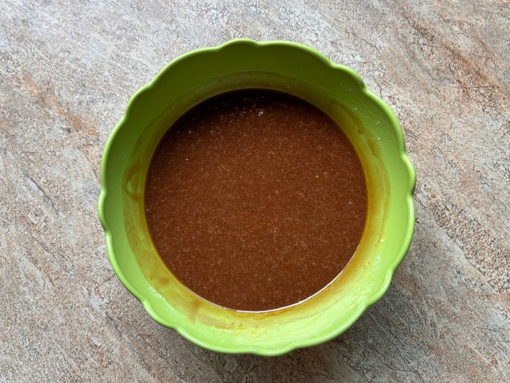 Mistura de chocolate com manteiga adicionada no pote.