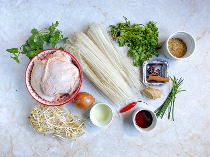 Uma bancada com os ingredientes da receita.