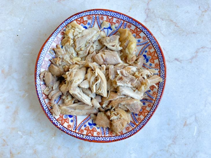 Prato com frango cortado em pedaços.