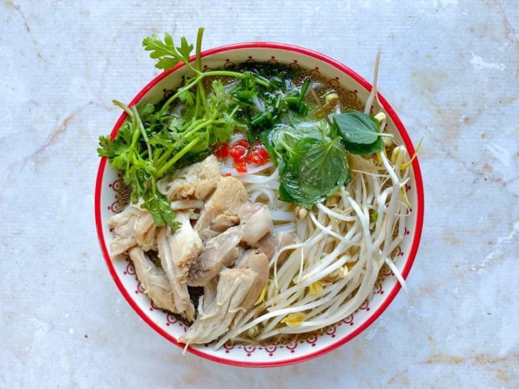 Bowl com todos os ingredientes e a adição do caldo de carne.