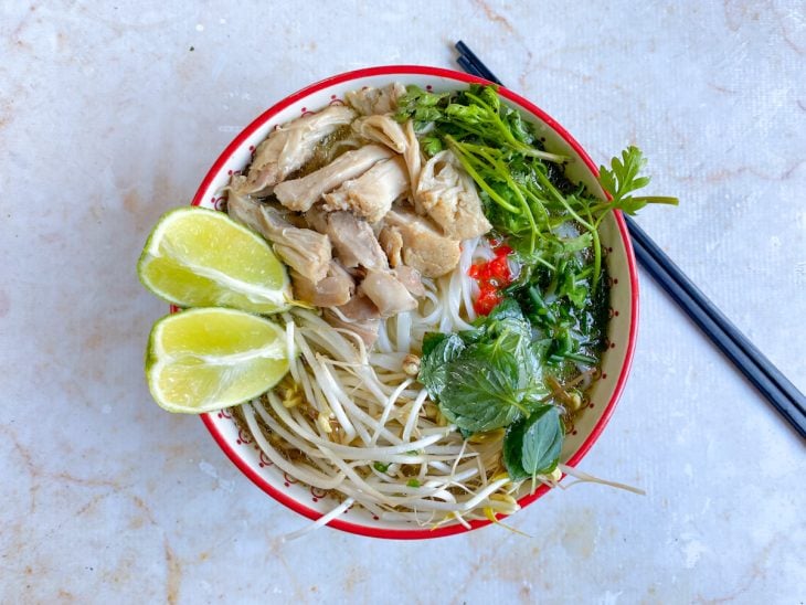 Um bowl contendo pho.
