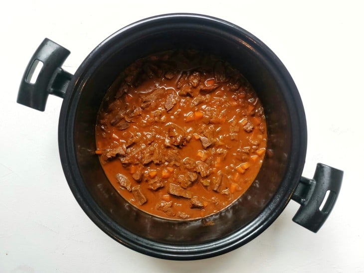 Extrato de tomate, cerveja e água adicionada na carne com legumes.