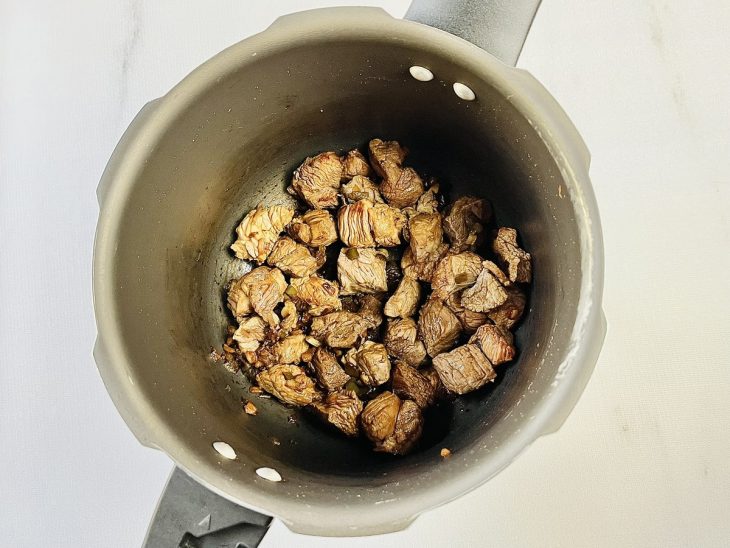 Carne refogada na panela.