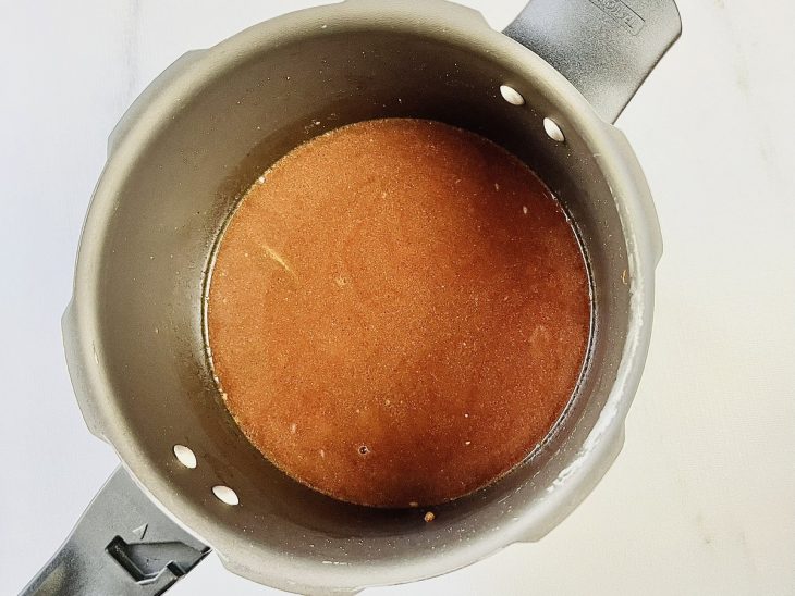 Molho de tomate e água cobrindo a carne.