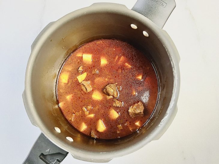 Batatas adicionadas à panela.