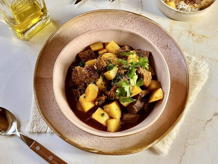 Picadinho de carne com batata pronto para consumo.