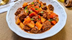 Picadinho de carne com batata e cenoura