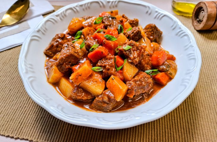 Picadinho de carne com batata e cenoura