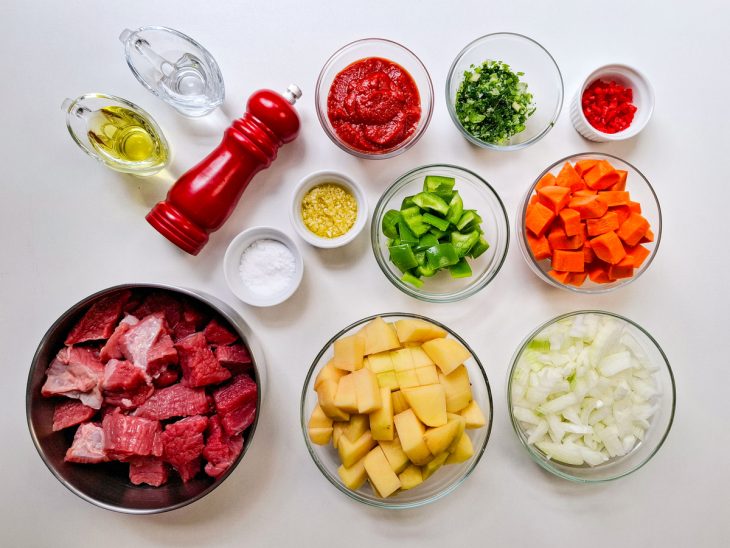 ingredientes para preparo de picadinho com batata e cenoura separados.