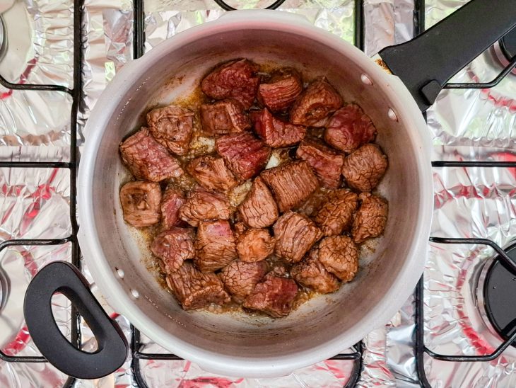 carne selada em óleo quente.
