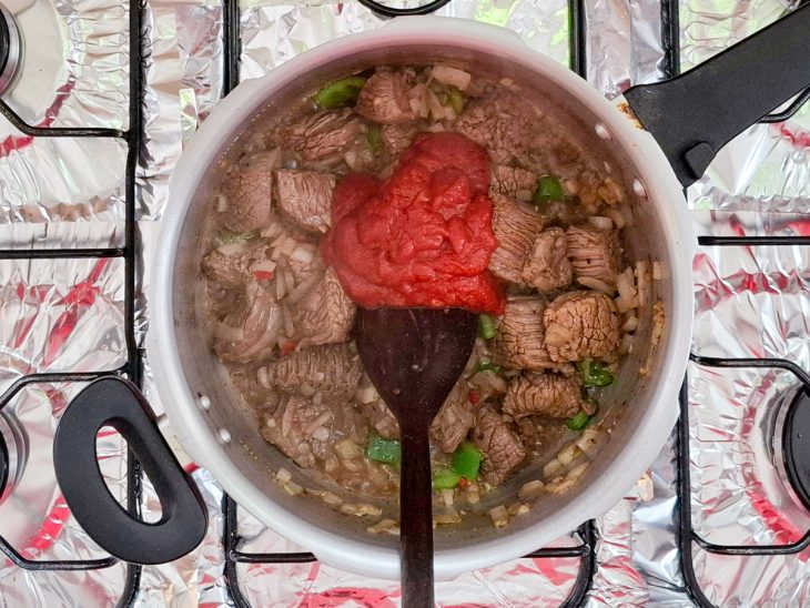 pimentão verde e massa de tomate adicionado ao refogado da carne.