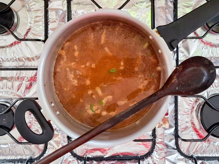 carne cozinhando na pressão.