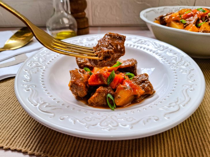 picadinho de carne com batata e cenoura finalizado e servido.