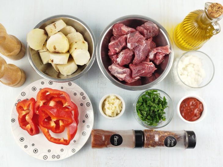 Ingredientes crus separados e cortados sobre a bancada.