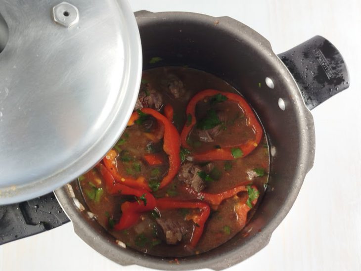 Água e extrato de tomate sendo misturados à carne.