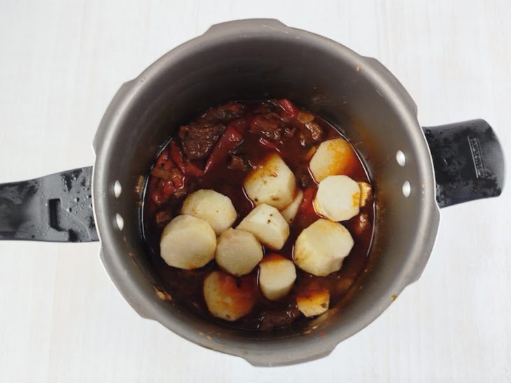 Inhame sendo adicionado após abertura da panela.